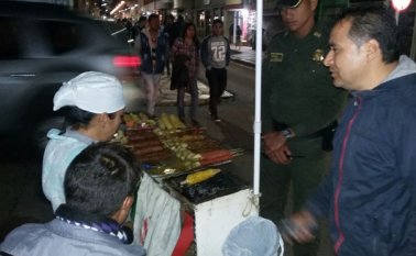 La inspectora de Policía, Laura Rodríguez, lidera los operativos de control a las ventas callejeras para que no ocupen las zonas comunes. Roberto Ospino