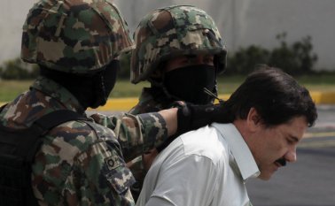 ’El Chapo’ Joaquín Guzmán se fugó por primera vez en 2001 de una prisión mexicana y fue recapturado en 2014, en lo que fue considerado un triunfo para el gobierno del presidente Enrique Peña Nieto. No obstante, el gobierno de Peña Nieto fue humillado con su segunda fuga en el 2015. AFP