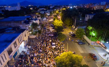 Alrededor de 3 mil personas caminaron desde el parque Simón Bolívar hasta el parque Santander. Juan Pablo Cohen