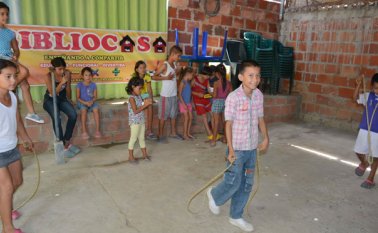 El patio de la casa de la familia Maldonado Angulo se convirtió en la sala de juegos y de eventos especiales de la bibliocasa. Allí los niños juegan todo el día. Edinsson Figueroa