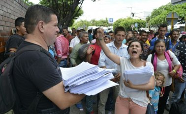 Decenas de víctimas y representantes de organizaciones sociales y populares del departamento se dieron cita en el Palacio de Justicia para radicar más de 300 tutelas con las que reclaman que se les garantice el derecho a la paz y a una vida digna. Edinsson Figueroa