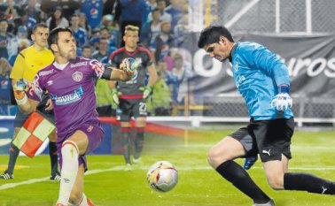 Sebastián Viera, portero del Junior de Barranquilla y Leandro Gelpi, arquero de La Equidad, Bogotá. Archivo