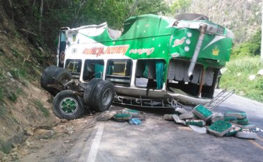 El bus quedó destruido a un costado de la carretera. Cortesía