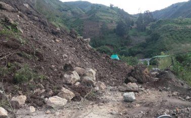 En puntos afectados por deslizamientos se harán cortes para evitar que se sigan presentando emergencias, que afectan a decenas de campesinos. Cortesía