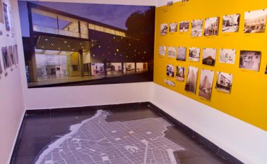 Una línea de tiempo guía al espectador en la sala de exposiciones del Museo Norte de Santander y Ciudad de Cúcuta. La muestra está acompañada de mapas de la ciudad para ubicar las construcciones. Luis Alfredo Estévez