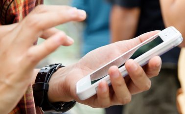 La luz que irradian los dispositivos móviles causa efectos severos en la vista de las persaonas. Colprensa