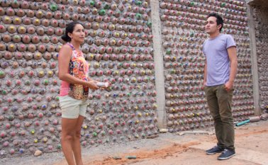 La primera casa ecológica de Los Patios está ubicada en La Cordialidad y es construida con botellas plásticas para la familia Santafé Arias. Luis Alfredo Estévez