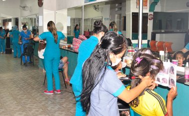 Pequeños comercios, como peluquerías y tiendas locales, tendrán que pagar la renta y el IVA en un solo tributo. Archivo