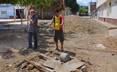 Los vecinos de este barrio de atalaya le pidieron a la Secretaría de Infraestructura que agilice la entrega del cemento que hace falta para terminar de pavimentar sus calles. Rodrigo Sandoval