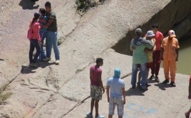 Tras una hora de intensa búsqueda, el cadáver de Raúl Rubio Díaz salió a flote luego de permanecer tres días bajo el agua. Familiares reconocieron el cuerpo. La Opinión