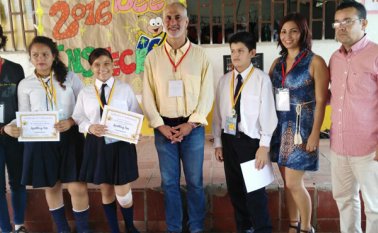 Una de las actividades que desarrollan es el spelling bee, un festival de deletreo con los estudiantes de bachillerato.  Cortesía