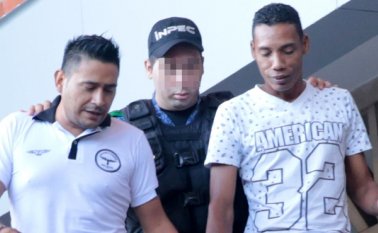 Luis Gerardo Rojas Ramírez y Jenner Sarmiento Herrera, a su salida ayer del Palacio de Justicia de Cúcuta. Luego de intimidar a la pareja le hurtaron dinero, dos celulares, un anillo y un bolso femenino. Obando