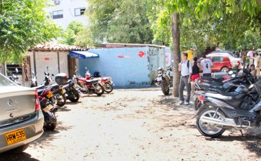 Un lote descupado en la calle 12 con avenida 1E, en el sector de Quinta Vélez, se constituye para los vecinos en un monumento a la decidia de la Alcaldía, por cuanto allí se genera invasión del espacio público, desorden, contaminación auditiva y trancones. Luis Alfredo Estévez