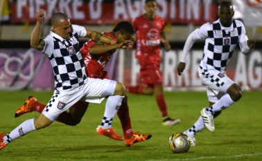 Chicó lleva tres años de malos resultados en la Liga Águila, y de descender este semestre, dejaría a Patriotas como el único equipo de Boyacá en la primera división. El conjunto ajedrezado puede definir su futuro esta noche ante La Equidad. Colprensa