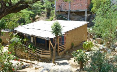 Por detrás y alrededor de esta casa, pasan las tuberías averiadas del sector, que producen malos olores y aguas negras.  Rodrigo Sandoval