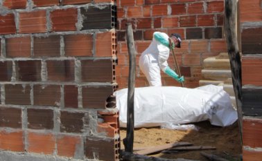 Miembros del CTI de la Fiscalía exhumaron el cadáver en la vereda El Paraíso Perdido. Cristian Herrera