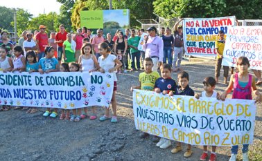 Habitantes del corregimiento Buena Esperanza hicieron una protesta para exigir vías y empleo. La Opinión