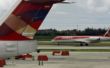 El avión venezolano se acercó al avión comercial colombiano entre las 07:10 y 07:14 de la noche hasta que "tomó rumbo norte y se alejó". AFP