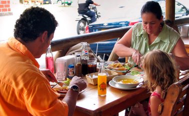 El 72% almuerza fuera de casa. Colprensa