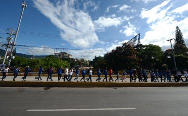 "íDile sí a la vida, no a la violencia!", exclamaron más de 5.000 personas. AFP