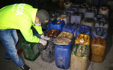 El chofer desembarcó del automotor y escapó por el solar de un inmueble contiguo dejando abandonado el automotor. Cortesía