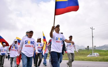 Entre los que marchan hay quienes votaron 'No', pero anhelan la paz lo antes posible, para "el bien de los hijos". AFP