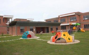 La infraestructura incluye cuatro bloques de seis aulas cada uno para básica primaria y secundaria, dos bloques con cuatro salones para preescolar, laboratorios de física, química y biología, así como biblioteca, sala de cómputo, restaurante, área administrativa, dos canchas múltiples y zona de juegos. Cortesía
