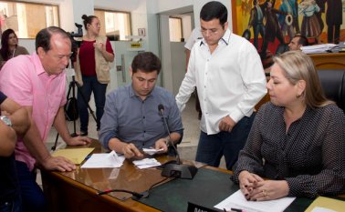 Los concejales Oscar Angarita (izq.), Miguel Ángel Flórez (der.) y Leonardo Jácome (sentado) fueron los encargados del escrutinio. Alfredo Estévez