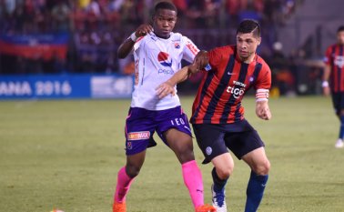 Los dos goles del encuentro fueron anotados por el delantero Cecilio Domínguez, a los 33 y 72 minutos de juego respectivamente. AFP