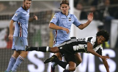 El volante colombiano Juan Guillermo Cuadrado fue titular ayer con la Juve en el partido por la Serie A del Calcio frente a la Sampdoria, de su compatriota Luis Fernando Muriel. AFP