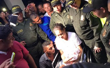 Momento en que la Policía entregó a la bebé raptada a sus padres. Colprensa