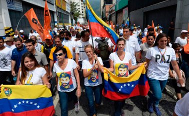 La esposa del líder de la oposición encarcelado Leopoldo López también salió a marchar junto a miles de ciudadanos, en Caracas. AFP
