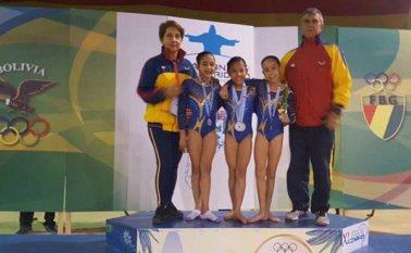 Angie García, Daira Lamadrid y Mariana Salazar, junto a los entrenadores Adriana Ángel y Roberto León. Cortesía