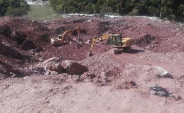 Los organismos de socorro adelantan labores de remoción de tierra como parte de la búsqueda del conductor Javier Lizcano, sepultado por un deslizamiento en el sector San Josecito de Labateca. Cortesía