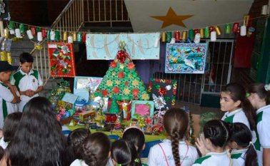 La feria de la ciencia, el emprendimiento y la creatividad sorprendió a los docentes del colegio. Edinsson Figueroa