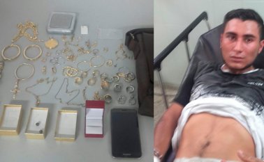 Los policías incautaron la pistola con la que el detenido atracó y los atacó a disparos; además, fueron recuperadas las joyas y el celular que se había robado minutos antes. Policía Nacional