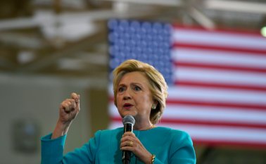 En julio pasado el FBI anunció que no presentaría cargos formales contra Clinton. Archivo