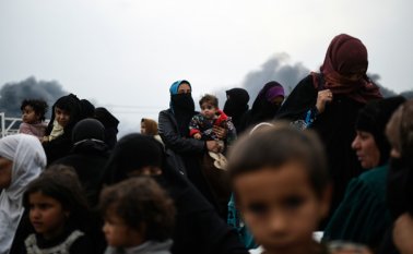 Familias iraquíes desplazados por la operación en curso por las fuerzas iraquíes contra los yihadistas del Estado Islámico de volver a tomar la ciudad de Mosul reunidos en una zona cercana a Qayyarah. AFP
