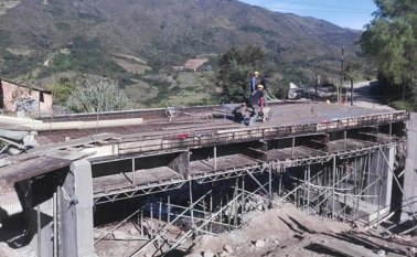 En las próximas semanas funcionará el puente. Los damnificados de Llano Grande recibieron mangueras para el distrito de riego. Roberto Ospino