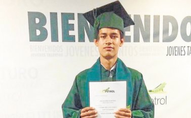 Omar Alexis Becerra viajó a Bogotá para la ceremonia de Bachilleres Ecopetrol que este año benefició a 35 estudiantes de las zonas rurales del país. Becerra es el mayor de cinco hermanos y le gusta jugar ajedrez, fútbol y baloncesto. Cortesía