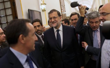 Rajoy, en el poder desde 2011, no las tenía todas consigo después que su Partido Popular (PP) registró su peor resultado desde 1993 y la irrupción de dos nuevos partidos, Ciudadanos (centroderecha) y Podemos (izquierda antiausteridad), que dejaron un Congreso fragmentado. AP