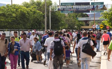 A partir del 14 de noviembre habrá nuevas restricciones en el paso de alimentos y productos por los puentes fronterizos, debido a la serie de irregularidades que se ha presentado en las últimas semanas, como el paso de bultos de comida y carne en maletas. Archivo