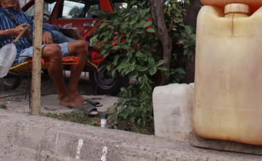 Los exvendedores de combustible de contrabando establecerán negocios en donde podrán comercializar alimentos y recibir pagos de facturas de servicio público, facturas y recargas de celulares. Archivo