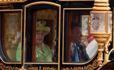El Presidente junto a la Reina Isabel II en un carruaje, este martes en Londres. AFP