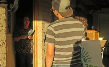 En esta foto aparece un activista de la organización Living United for Change in Arizona (LUCHA), quien habla con una votante en Phoenix. AP