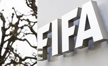 Debido a que uno de los jugadores incumplía los requisitos de convocatoria con la selección. AP