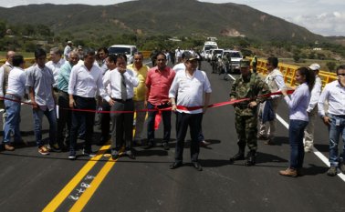 A la inauguración asistieron el gobernador de Norte de Santander, funcionarios de los gobiernos municipales, y habitantes del sector. Juan Pablo Cohen