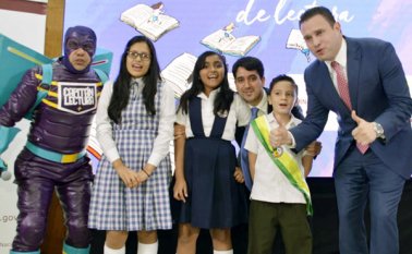 Uno de los libros preferidos de Johan Sebastían Fonseca fue Las enfermedades de Franz, de Christine Nöstlinger. En la foto el estudiante posa con las otras dos ganadoras nacionales. Archivo
