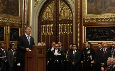 Santos abordó ante el Parlamento británico, al que calificó de "modelo de los sistemas democráticos del mundo entero", el referéndum sobre el proceso de paz en Colombia, en el que el "no" ganó por un estrecho margen a principios de octubre. AFP