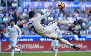 Cristiano es el máximo artillero en la historia de la Champions con 95 tantos. Aquí, el jugador intentando un remate de tijera ante Alavés el sábado. AP